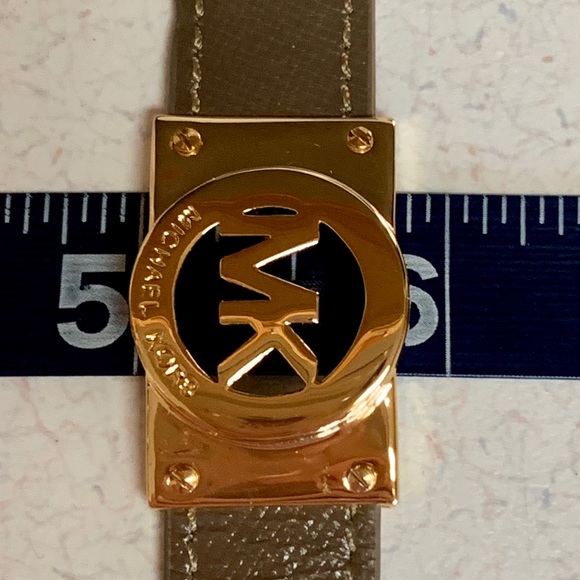 MICHAEL KORS GOLD PLATE LOGO W/ADJ. BRACELET *GUC - Picture 3 of 8